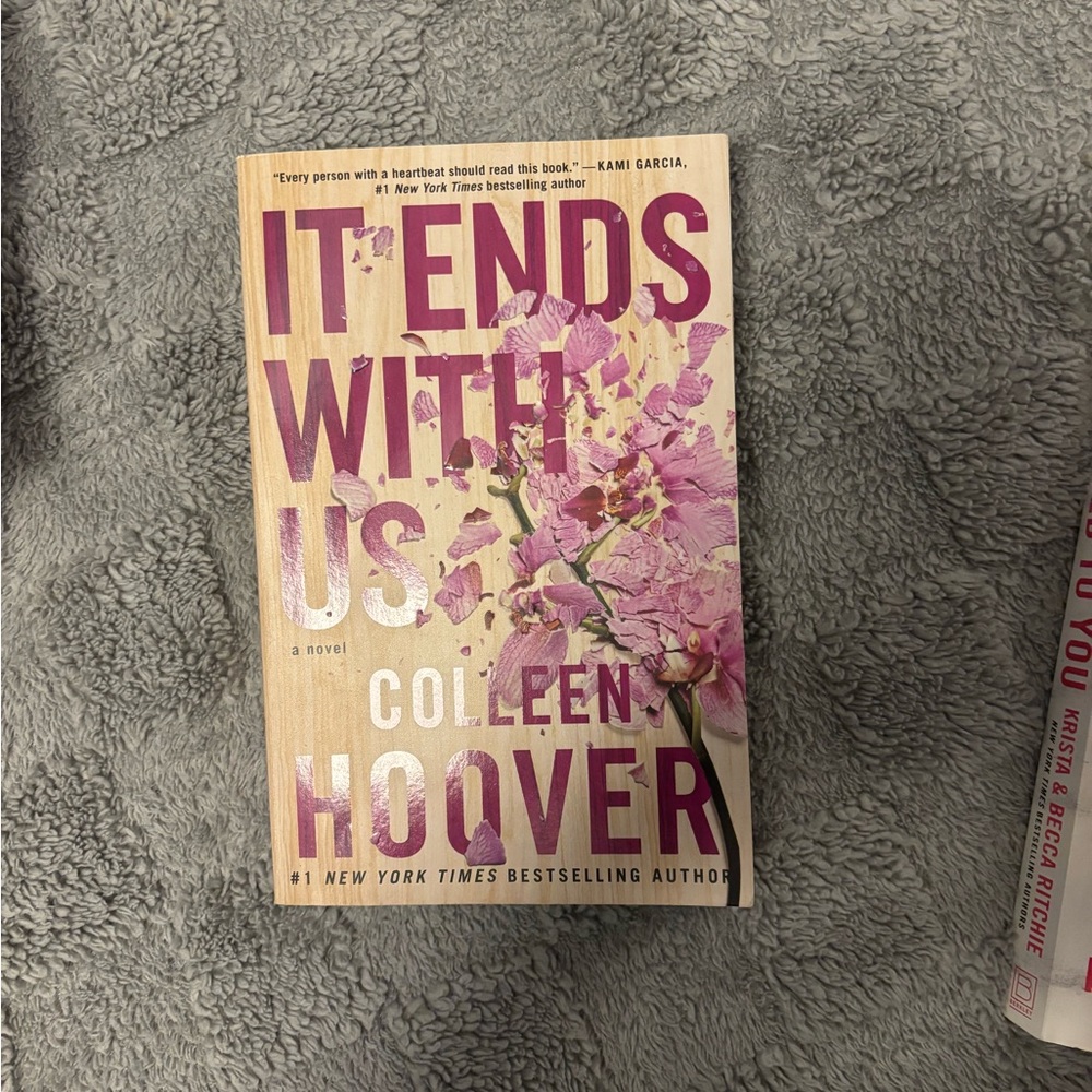 'It Ends With Us' Book - Coleen Hoover